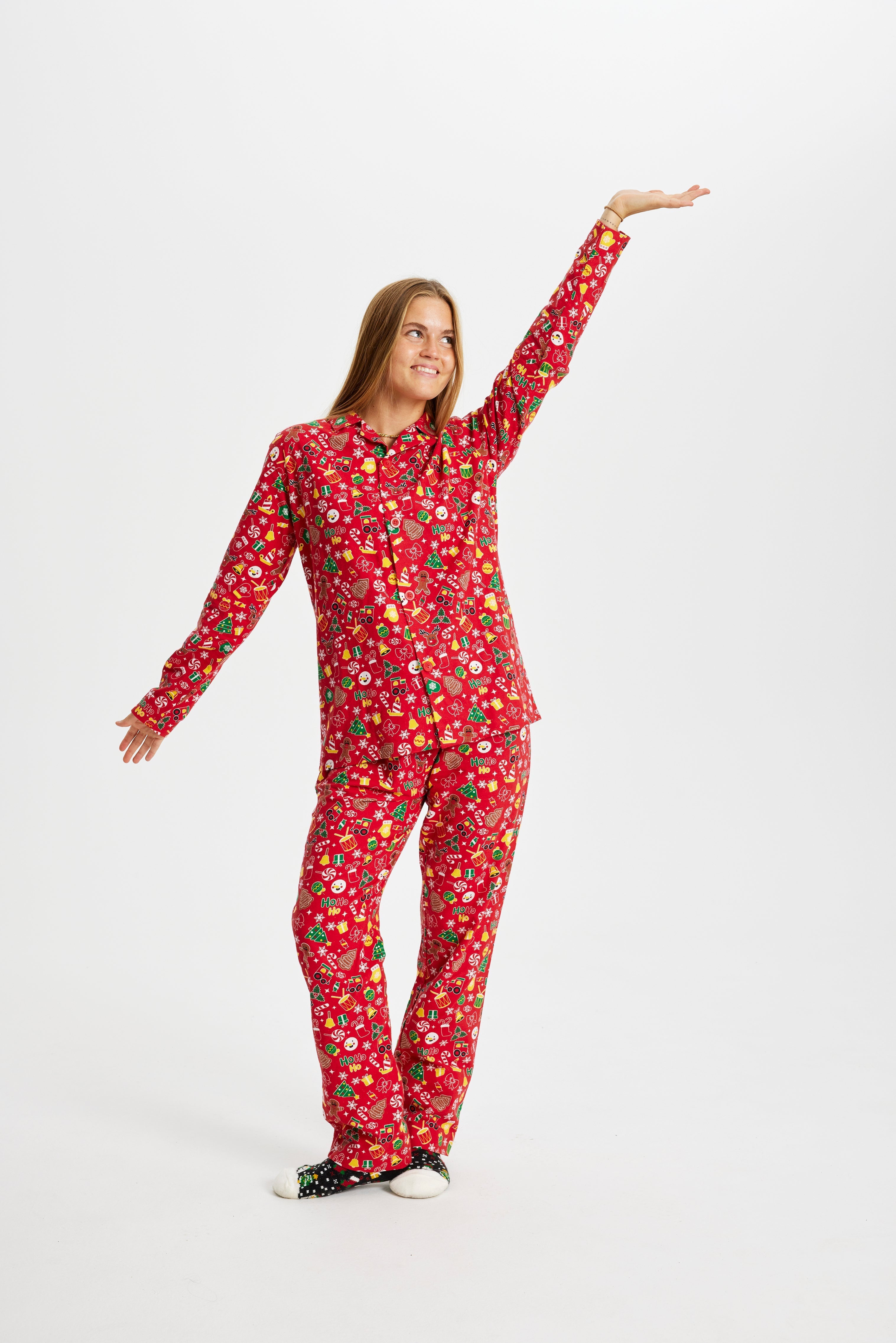 Roter Weihnachtspyjama Damen aus weichem Flanell mit buntem Weihnachtsmuster.